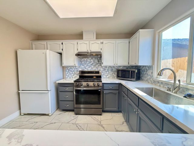 916 W Mammoth Pool Way, Hanford, CA 93230