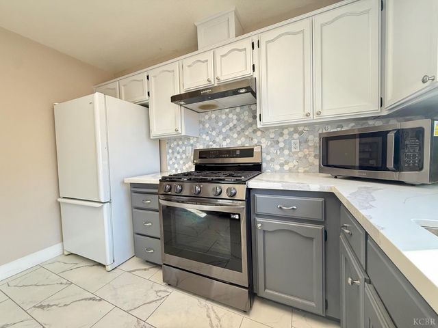 916 W Mammoth Pool Way, Hanford, CA 93230