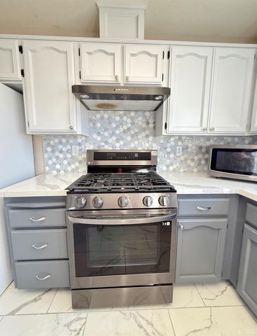 916 W Mammoth Pool Way, Hanford, CA 93230