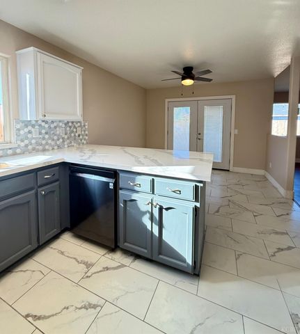 916 W Mammoth Pool Way, Hanford, CA 93230