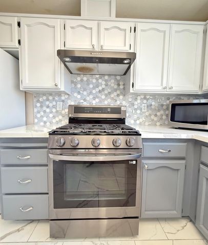 916 W Mammoth Pool Way, Hanford, CA 93230