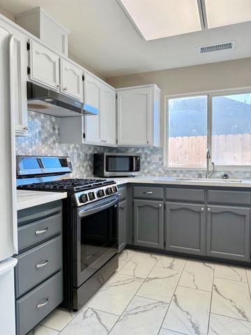 916 W Mammoth Pool Way, Hanford, CA 93230