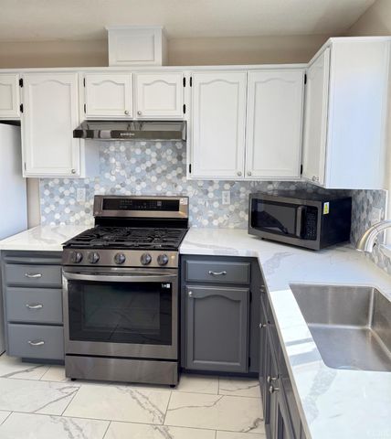 916 W Mammoth Pool Way, Hanford, CA 93230