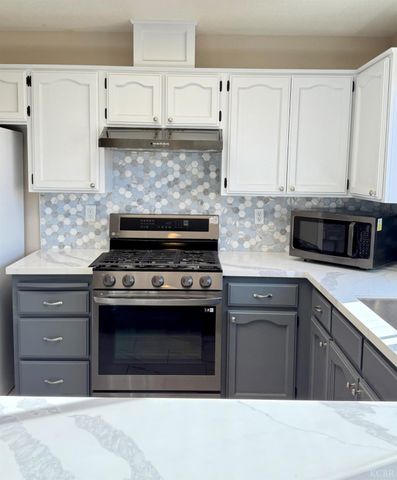 916 W Mammoth Pool Way, Hanford, CA 93230