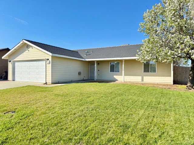 916 W Mammoth Pool Way, Hanford, CA 93230