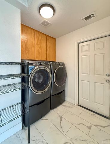 916 W Mammoth Pool Way, Hanford, CA 93230