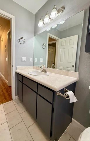 916 W Mammoth Pool Way, Hanford, CA 93230