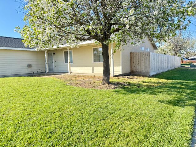 916 W Mammoth Pool Way, Hanford, CA 93230