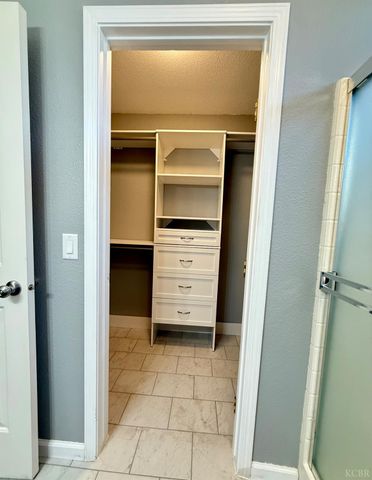 916 W Mammoth Pool Way, Hanford, CA 93230