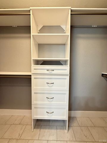 916 W Mammoth Pool Way, Hanford, CA 93230