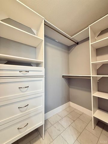 916 W Mammoth Pool Way, Hanford, CA 93230