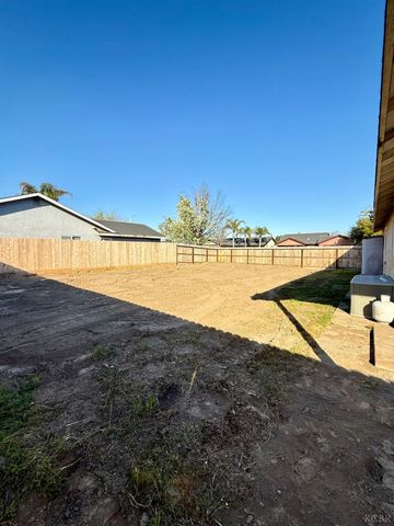 916 W Mammoth Pool Way, Hanford, CA 93230