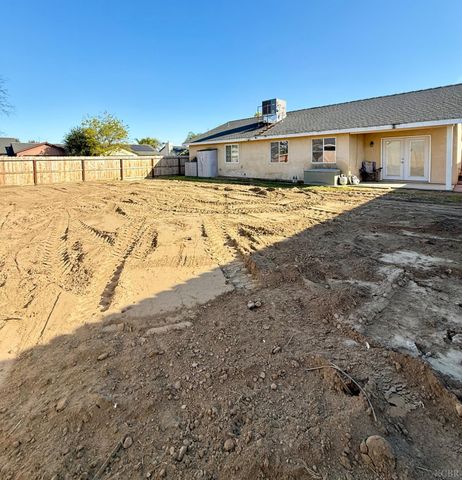916 W Mammoth Pool Way, Hanford, CA 93230