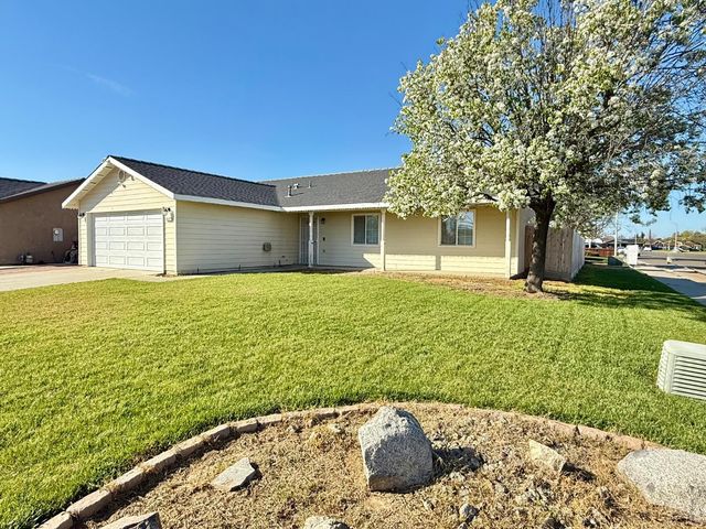 916 W Mammoth Pool Way, Hanford, CA 93230