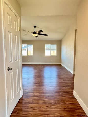 916 W Mammoth Pool Way, Hanford, CA 93230