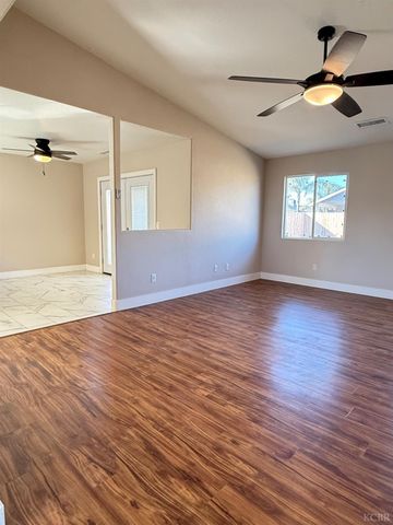 916 W Mammoth Pool Way, Hanford, CA 93230