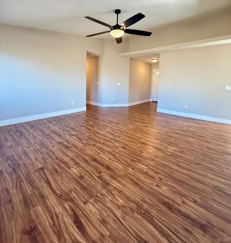 916 W Mammoth Pool Way, Hanford, CA 93230