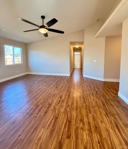 916 W Mammoth Pool Way, Hanford, CA 93230