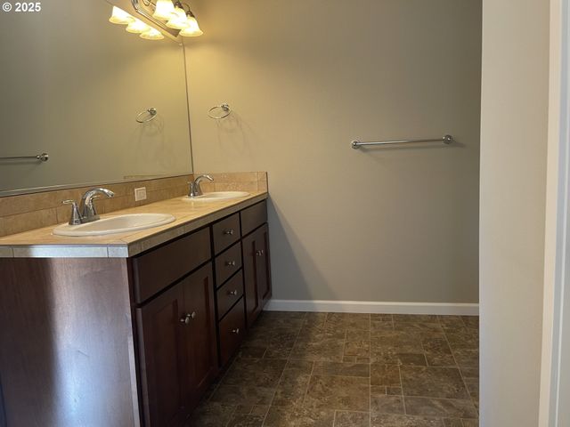 323 Nw PACIFIC HILLS Dr, Willamina, OR 97396