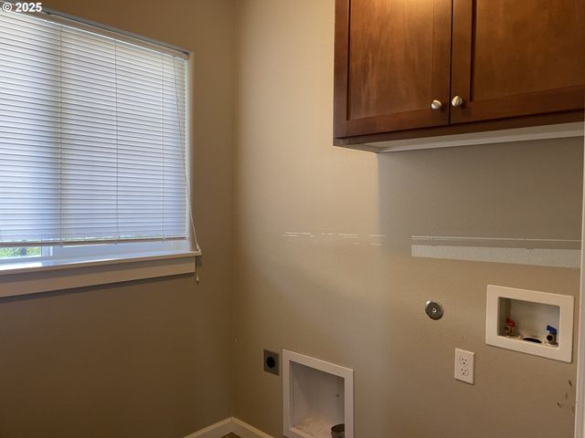 323 Nw PACIFIC HILLS Dr, Willamina, OR 97396