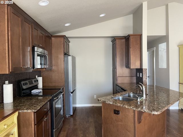 323 Nw PACIFIC HILLS Dr, Willamina, OR 97396