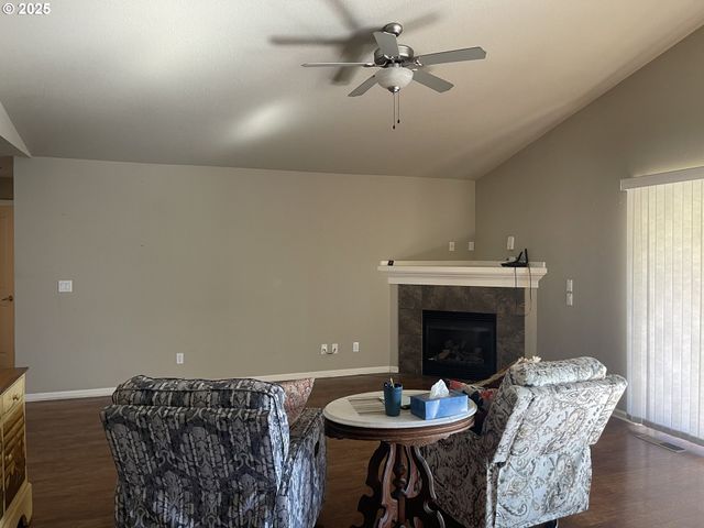 323 Nw PACIFIC HILLS Dr, Willamina, OR 97396