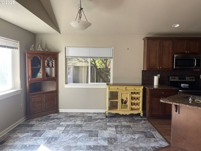 323 Nw PACIFIC HILLS Dr, Willamina, OR 97396