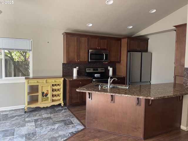 323 Nw PACIFIC HILLS Dr, Willamina, OR 97396