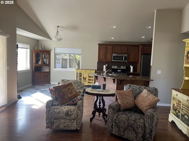 323 Nw PACIFIC HILLS Dr, Willamina, OR 97396