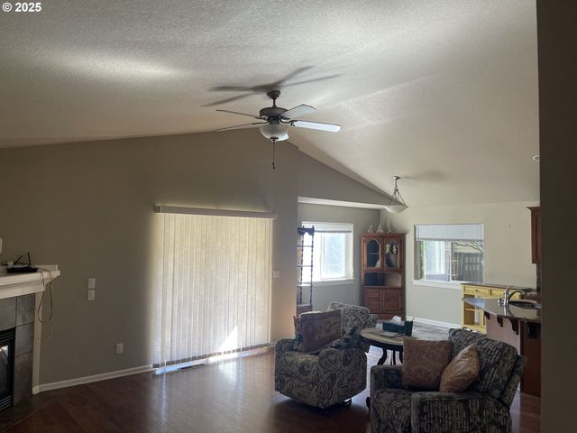 323 Nw PACIFIC HILLS Dr, Willamina, OR 97396