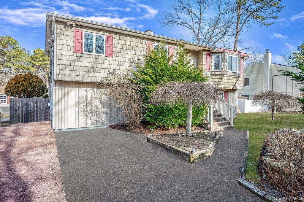 43 Madeline Road, Ridge, NY 11961