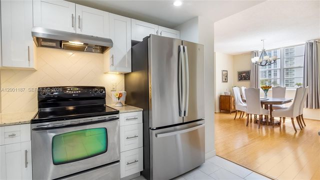 300 Bayview Dr 315, Sunny Isles Beach, FL 33160