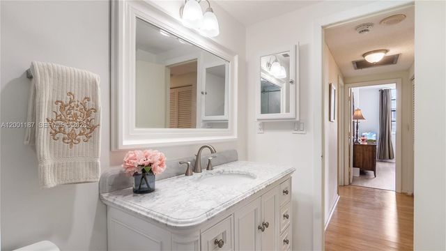 300 Bayview Dr 315, Sunny Isles Beach, FL 33160