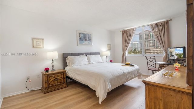 300 Bayview Dr 315, Sunny Isles Beach, FL 33160