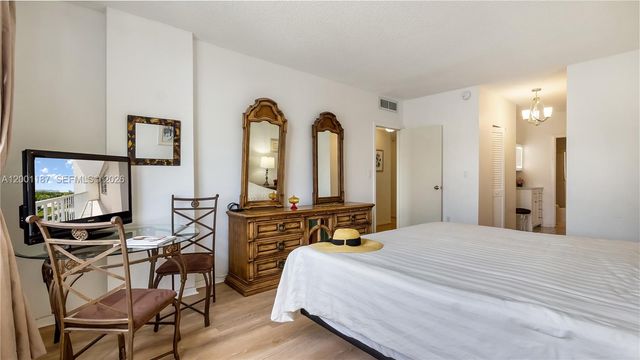 300 Bayview Dr 315, Sunny Isles Beach, FL 33160