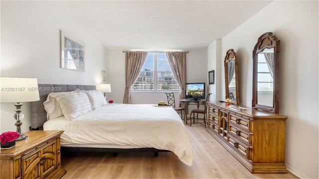 300 Bayview Dr 315, Sunny Isles Beach, FL 33160