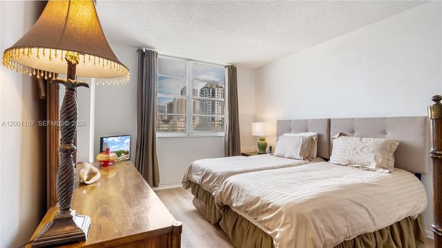 300 Bayview Dr 315, Sunny Isles Beach, FL 33160