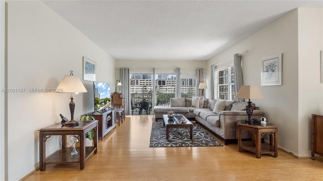 300 Bayview Dr 315, Sunny Isles Beach, FL 33160