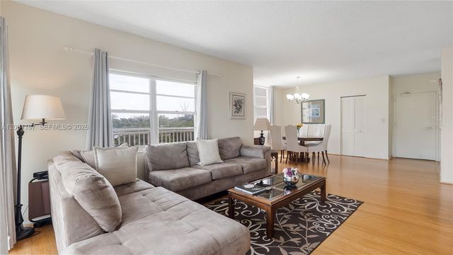 300 Bayview Dr 315, Sunny Isles Beach, FL 33160