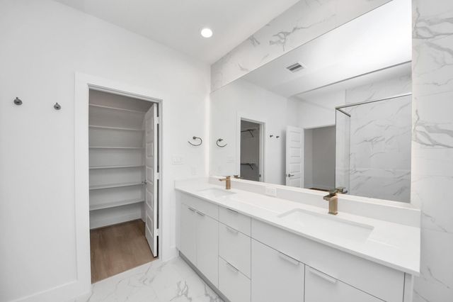 2216 Via Cami, Houston, TX 77051