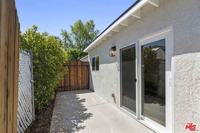 19014 Bessemer St, Tarzana (los Angeles), CA 91335