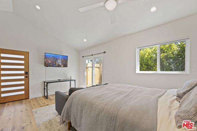 19014 Bessemer St, Tarzana (los Angeles), CA 91335