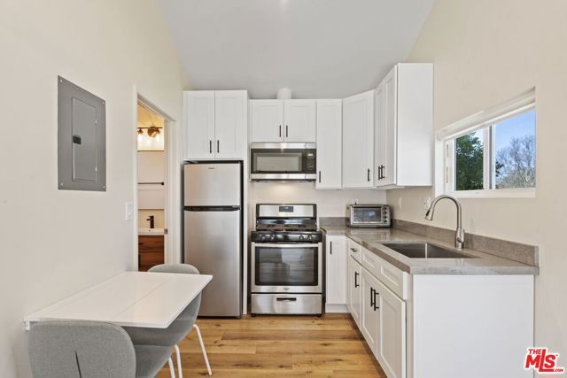 19014 Bessemer St, Tarzana (los Angeles), CA 91335