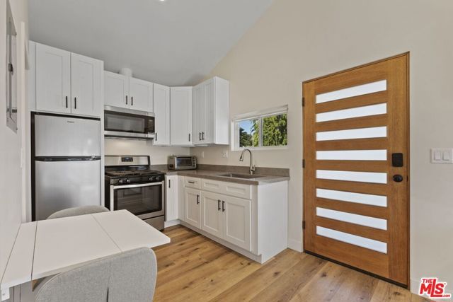 19014 Bessemer St, Tarzana (los Angeles), CA 91335