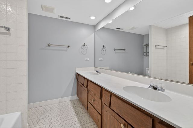 8150 Brookside Drive 204, Palos Park, IL 60464