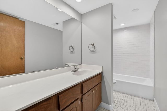 8150 Brookside Drive 204, Palos Park, IL 60464