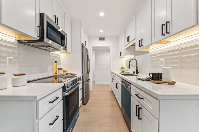 18307 Burbank blvd #7, Tarzana, CA 91356