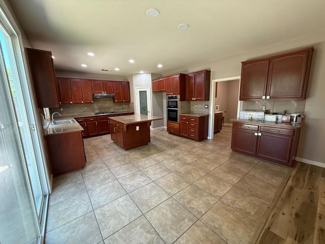 1001 La Paloma St, Turlock, CA 95382