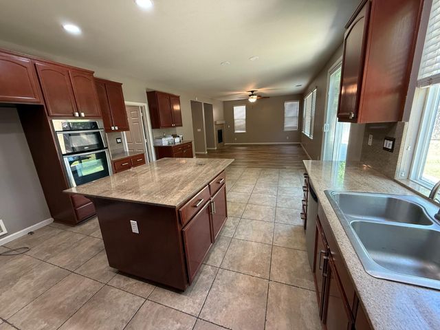 1001 La Paloma St, Turlock, CA 95382