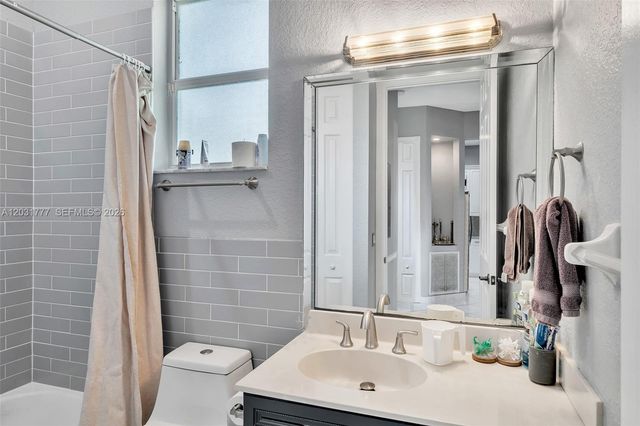 8908 NW 40th St, Coral Springs, FL 33065